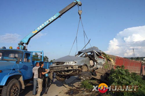 哈尔滨重型货车碾碎捷达轿车 3人身亡(组图)