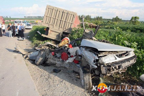 哈尔滨重型货车碾碎捷达轿车 3人身亡(组图)