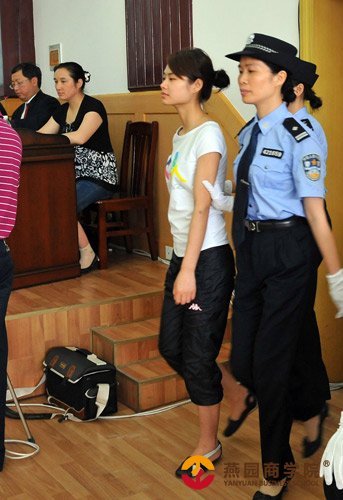 “邓玉娇刺死官员案”一审判决免除邓玉娇处罚