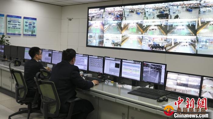     图为综控员紧盯监控屏幕。南宁车站融媒体工作室供图