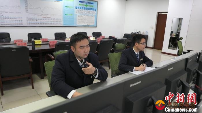 图为李志辉(左)与同事对设备设施情况进行盯控。南宁车站融媒体工作室供图