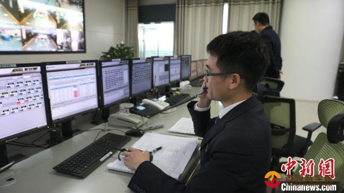 图为周佩彬电话向客运值班员下达指令。南宁车站融媒体工作室供图