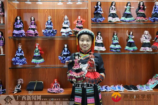 蓝彩青：返乡创业做“文创” 带动搬迁户增收