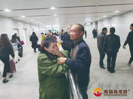 救助对象袁福英与亲人相认。