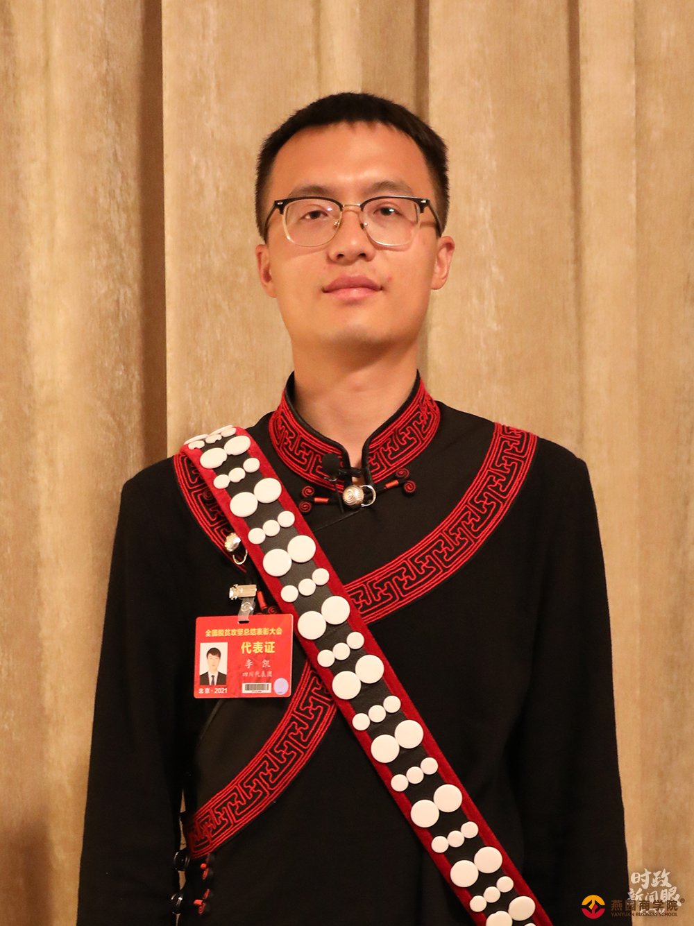 时政新闻眼丨这场大会宣告脱贫攻坚全面胜利，见人见事见精神！